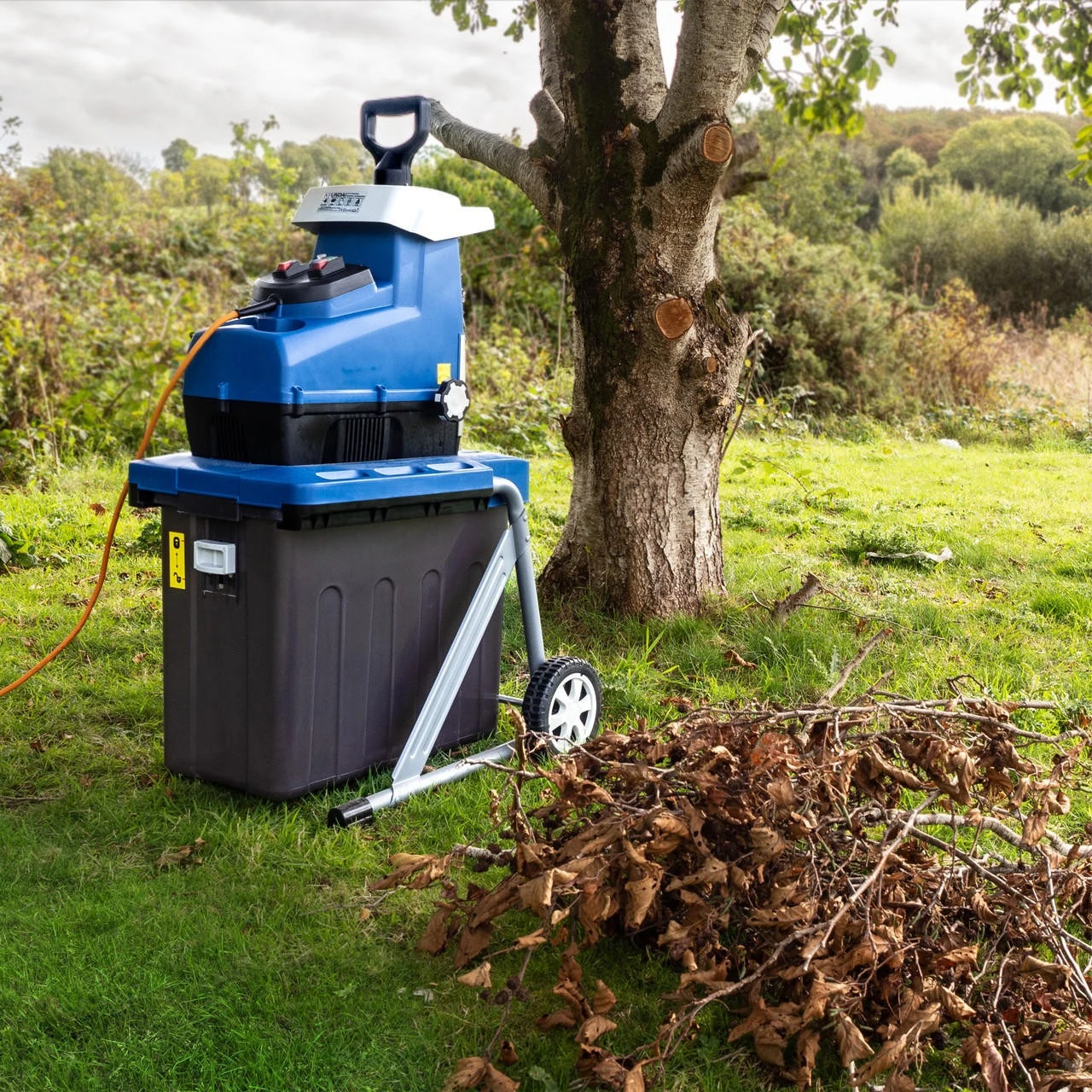 Hyundai Quiet Electric Garden Shredder, 2800w, 2.8kW, 230v | HYCH2800ES 4 Hyundai Quiet Electric Garden Shredder, 2800w, 2.8kW, 230v | HYCH2800ES - Image 2